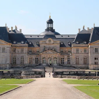 Château de Vaux-le-Vicomte et ses douves en miroir
