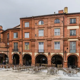 Façades de brique rose et arcades de la place Nationale de Montauban