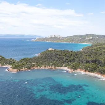 Crique aux eaux turquoise de l'île de Porquerolles vue du ciel