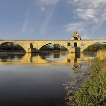 Pont Saint-Bénézet et remparts d'Avignon au-dessus du Rhône