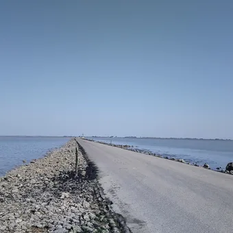 Chaussée submersible du passage du Gois traversant la mer
