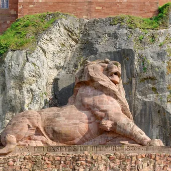 Lion de Belfort sculpté dans le grès au pied de la citadelle