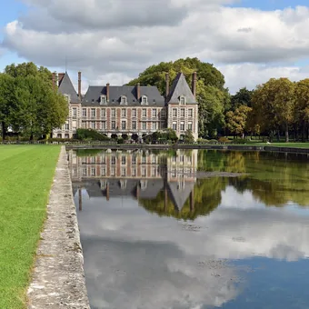 Château de Courances et son canal en miroir, dans son parc