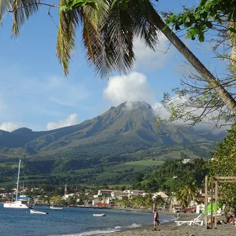 Montagne Pelée coiffée de nuages au-dessus de la baie, en Martinique