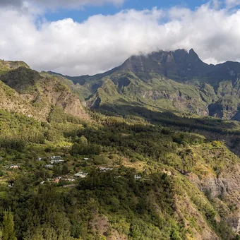 Remparts du cirque de Mafate et son îlet, à La Réunion