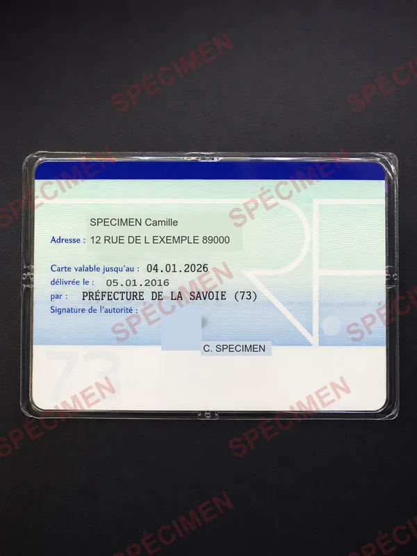 Verso d’une ancienne carte d’identité plastifiée montrant sa date de validité
