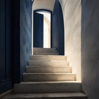 Escalier de pierre montant vers une porte ouverte lumineuse