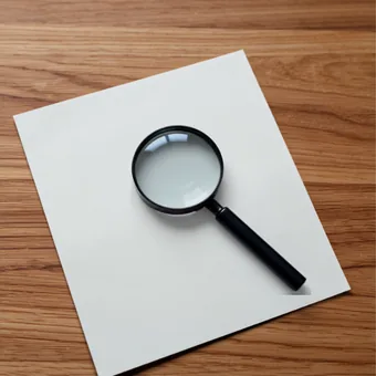 Loupe posee sur une feuille vierge
