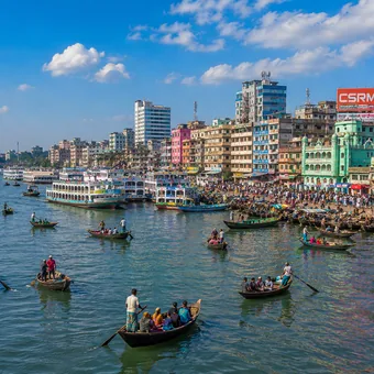 Bateaux sur le fleuve Buriganga, à Dacca