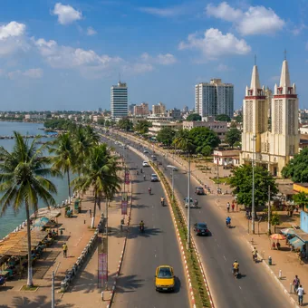 Boulevard côtier bordé de palmiers au Bénin