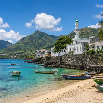 Mosquée blanche et barques de pêche au bord du lagon