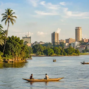 Pirogues sur le fleuve Congo devant les tours de la ville
