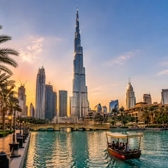 Gratte-ciel de Dubaï et bateau traditionnel sur la crique
