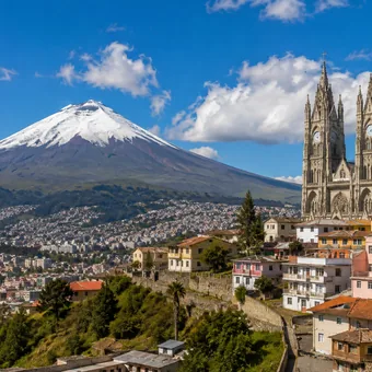 Basilique de Quito devant le volcan Cotopaxi enneigé