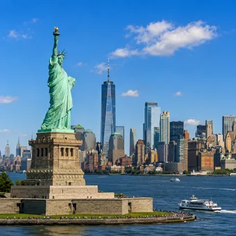 Statue de la Liberté et gratte-ciel de New York