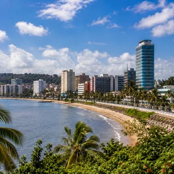 Immeubles de Libreville le long de la plage bordée de palmiers