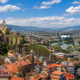 Forteresse dominant les toits de Tbilissi