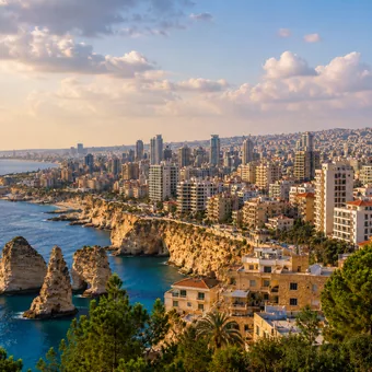 Corniche de Beyrouth et rochers percés émergeant de la mer