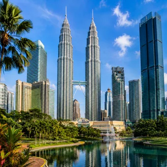Tours jumelles Petronas au-dessus de Kuala Lumpur
