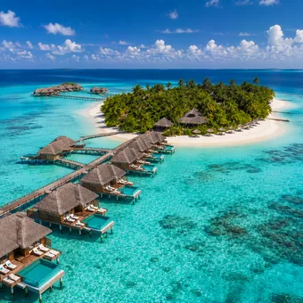Bungalows sur pilotis autour d’un atoll