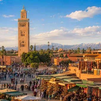 Minaret et place animée au pied de l’Atlas, à Marrakech