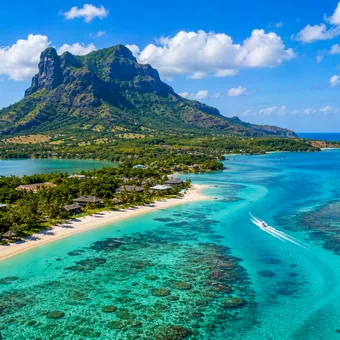Lagon turquoise et montagne surplombant la plage