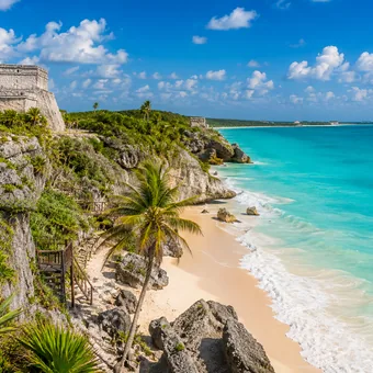 Ruines mayas dominant une plage des Caraïbes