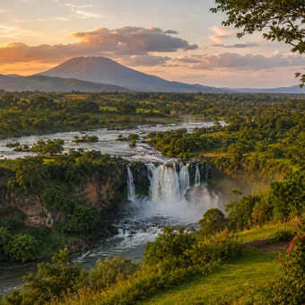 Chutes d’eau dans la forêt tropicale au coucher du soleil