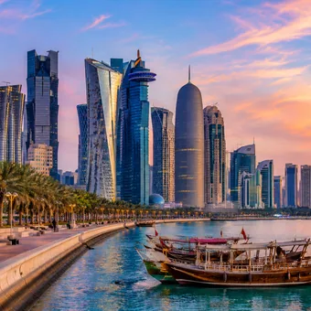 Gratte-ciel de Doha et boutre le long de la corniche