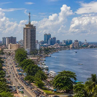 Avenue et gratte-ciel de Kinshasa au bord du fleuve Congo