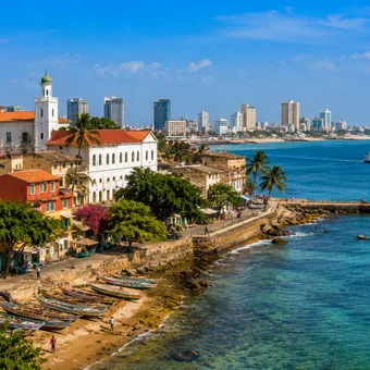Front de mer de Dakar et maisons à toits de tuiles