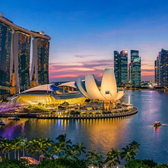 Baie de Marina Bay et sa skyline au crépuscule