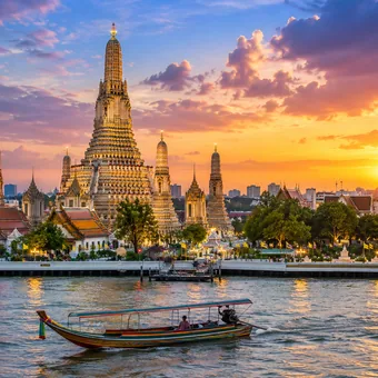 Temple Wat Arun au bord du fleuve Chao Phraya, à Bangkok
