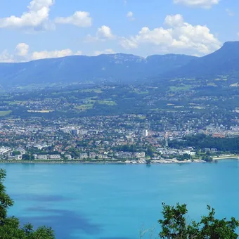 Le lac du Bourget et la ville d'Aix-les-Bains au pied des montagnes