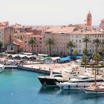 Le port d'Ajaccio et ses façades ocre au bord de l'eau
