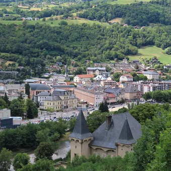 La cité médiévale de Conflans dominant Albertville en fond de vallée