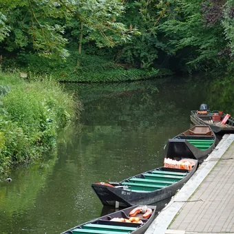 Barques à fond plat sur un canal des hortillonnages d'Amiens