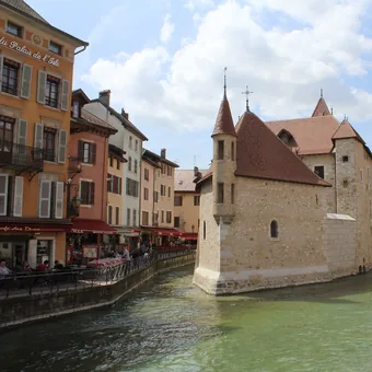 Le Palais de l'Isle au milieu du canal du Thiou, à Annecy