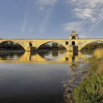 Le pont Saint-Bénézet et son reflet dans le Rhône, à Avignon