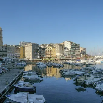 Le port de Bastia et ses hautes façades adossées à la montagne