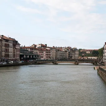 Les quais de la Nive et leurs maisons colorées, à Bayonne
