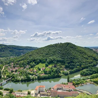 La boucle du Doubs enserrant Besançon au pied de la colline boisée