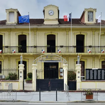 La façade de l'hôtel de ville de Cayenne et ses drapeaux