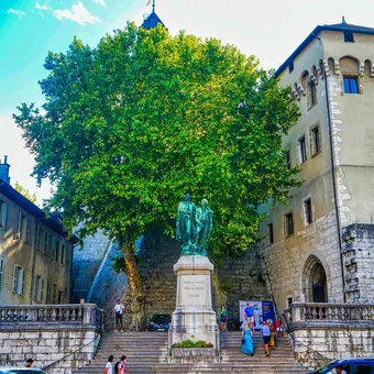 La fontaine des Éléphants et le château des ducs de Savoie, à Chambéry