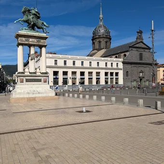 La statue de Vercingétorix sur la place de Jaude, à Clermont-Ferrand