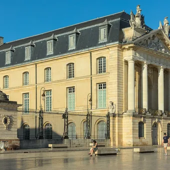 La façade du palais des ducs de Bourgogne, à Dijon