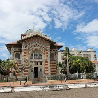La bibliothèque Schœlcher et son architecture polychrome, à Fort-de-France