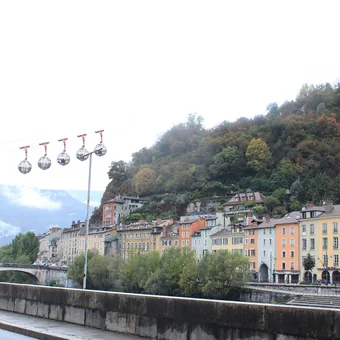 Les bulles du téléphérique de la Bastille au-dessus de Grenoble