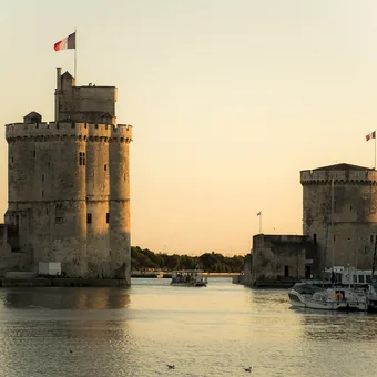 Les tours Saint-Nicolas et de la Chaîne à l'entrée du port de La Rochelle