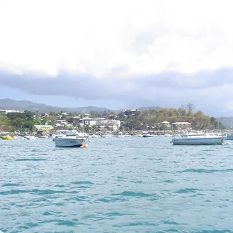 La baie de Mamoudzou et ses bateaux, à Mayotte